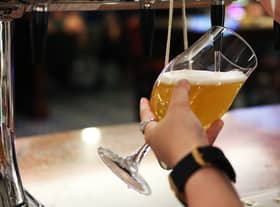 一组美国科学家已经找到了倒啤酒时去除多余泡沫的方法。