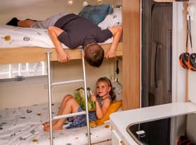 来自Camplify的终极冒险车，为孩子们提供舒适的床