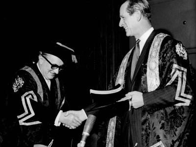 1969年，菲利普亲王被克兰菲尔德大学授予荣誉学位