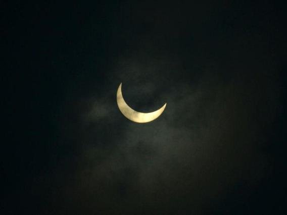 2020年6月的日环食期间，月亮部分遮住了太阳。(图片:Diptendu DUTTA / AFP)